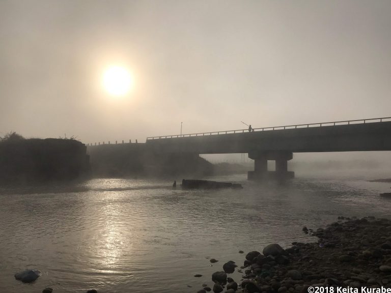 朝もやのなかの川